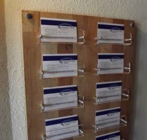 12-Fach Visitenkartenwandhalter aus Acrylglas und Holz BUCHE