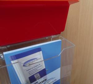Flyerbox DIN A6 Hochformat mit rotem Deckel wetterfest