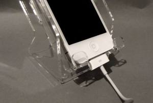 Smartphoneständer aus Acrylglas für Geräte bis 68 mm Breite